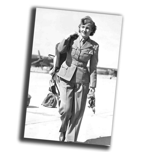a female pilot in an officer's uniform vintage retro WW2 Photo Glossy 4*6 in B037