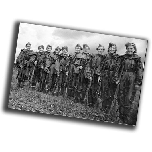 retro vintage style women in world war ii from the 1940s WW2 Photo Glossy 4*6 in C041