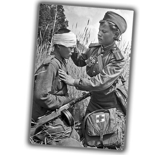 a nurse helps a soldier in the field WW2 Photo Glossy 4*6 in K042