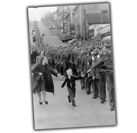 WWII soldiers on the streets of citie WW2 Photo Glossy 4*6 in K055